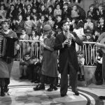 Miliki, con el acordeón, junto Fofó, Gaby y Fofito, "Los payasos de la tele"