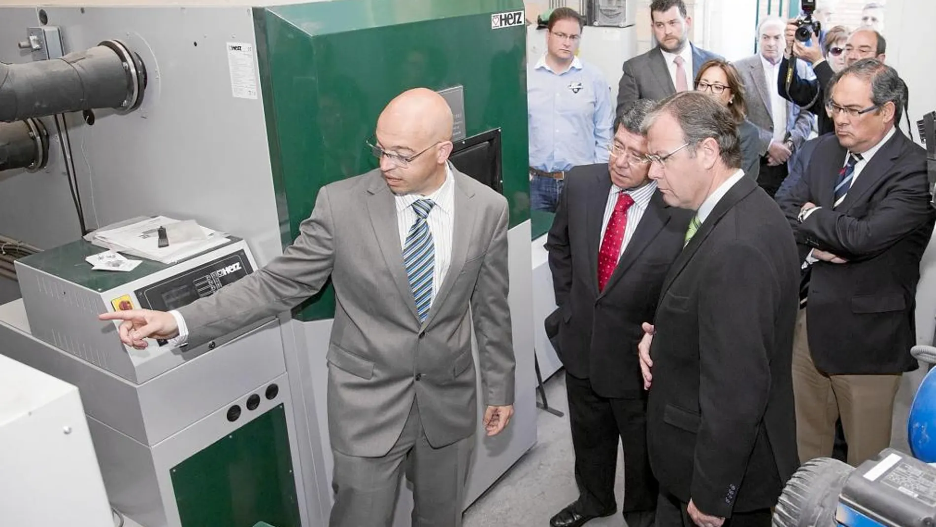 El consejero de Fomento y Medio Ambiente, Antonio Silván visita el el sistema de calor centralizado con biomasa de la localidad burgalesa de Belorado, en compañía, entre otros, del presidente de la Diputación de Burgos, César Rico