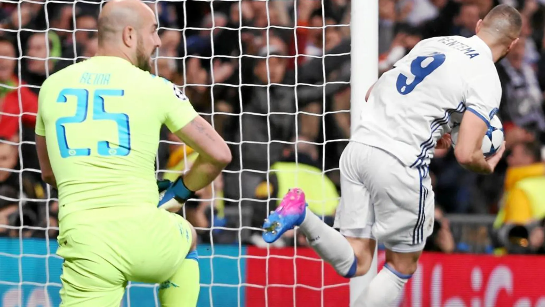 Karim Benzema se lleva la pelota al centro del campo tras marcar el primer gol del Real Madrid