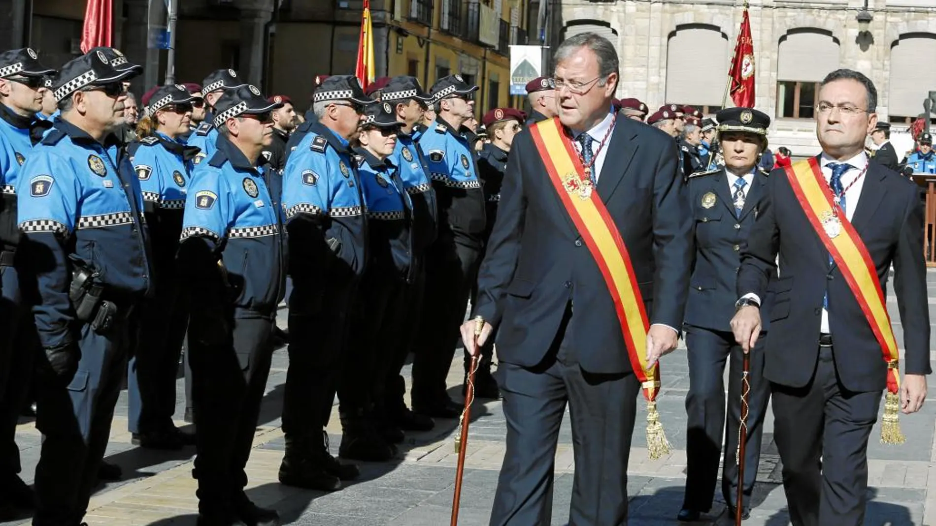 El alcalde de León, Antonio Silván y el concejal de Policía, Fernando Salguero, durante la celebración de la festividad de San Marcelo