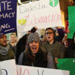 Manifestantes con el veto a los refugiados en Washington