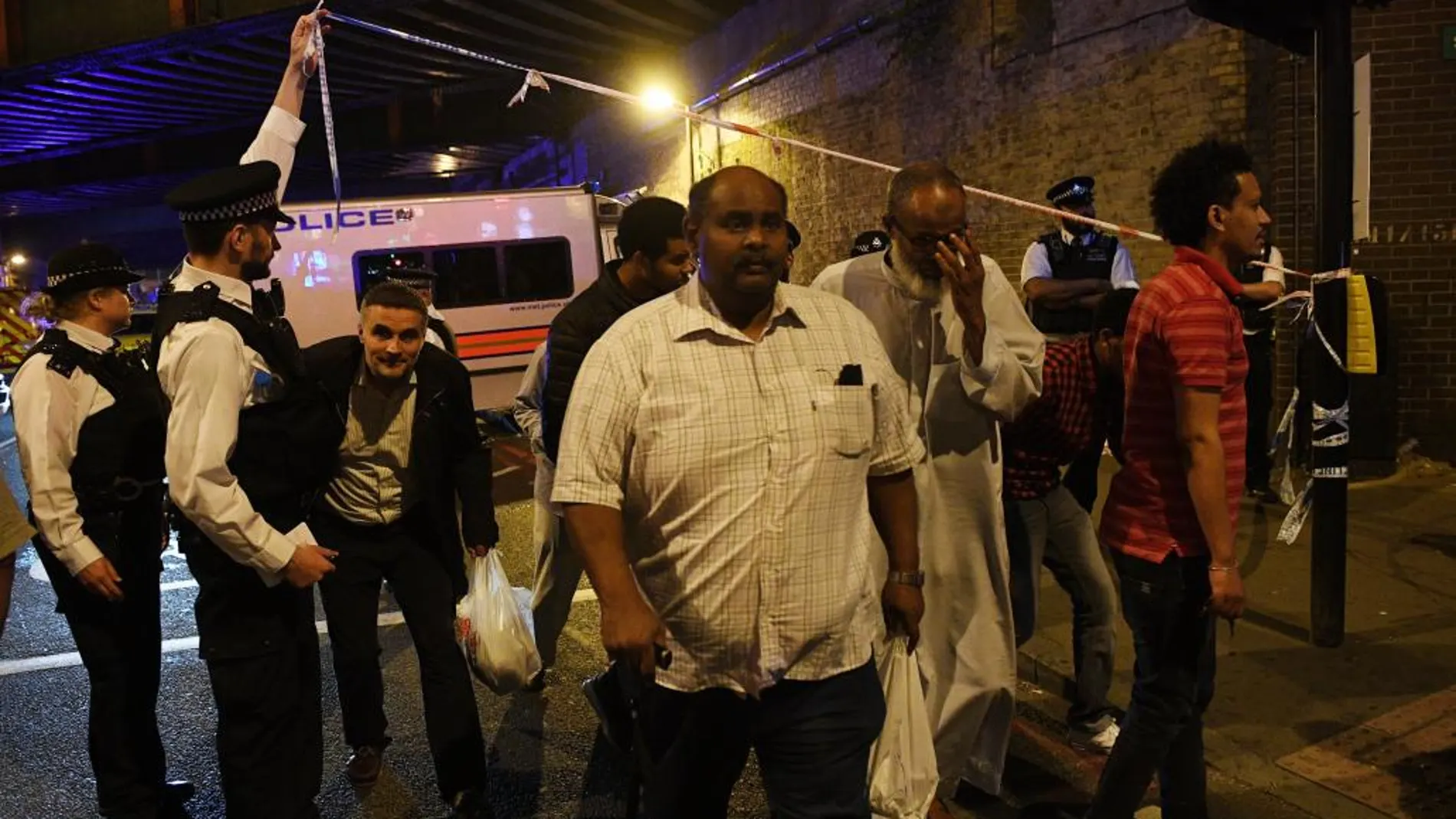 Varias personas abandonan el cordón policial tras el ataque