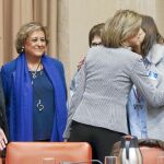 Cospedal saluda a los familiares de las víctimas del Yak-42, el lunes, en el Congreso de los Diputados