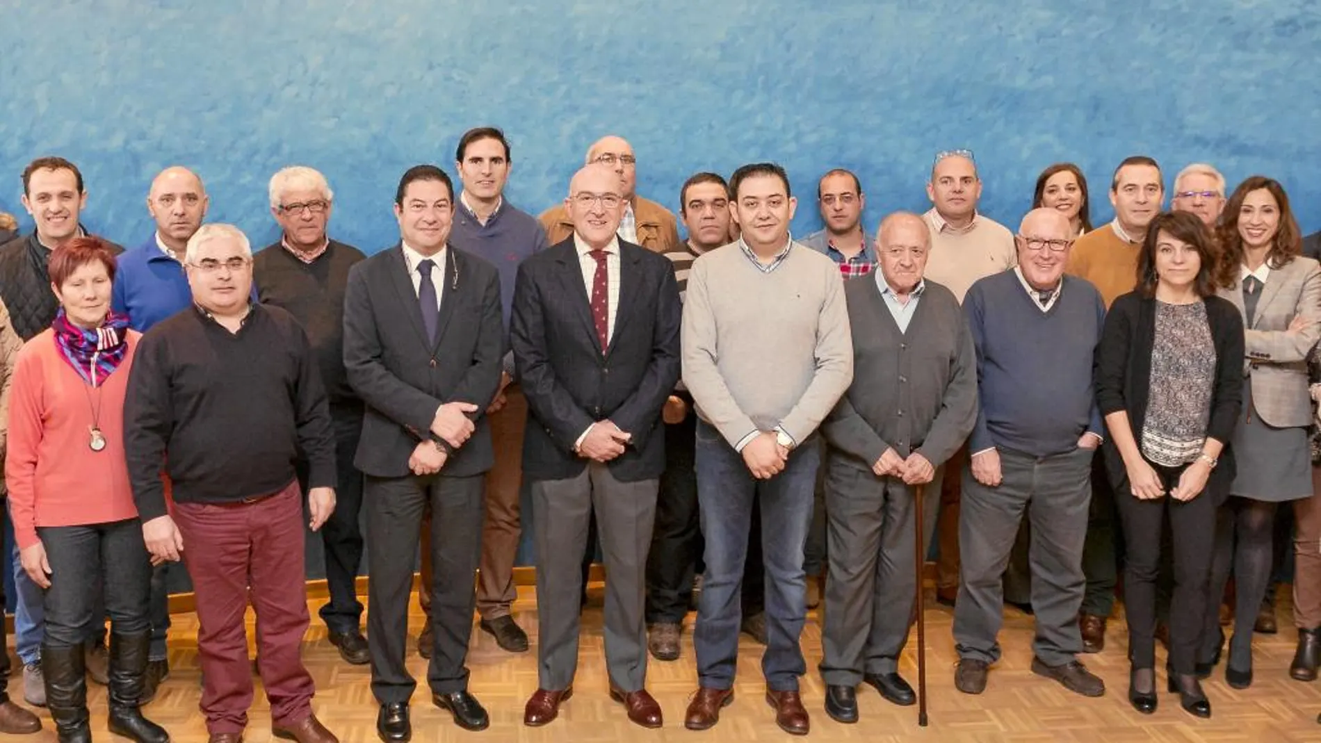 El presidente de la Diputación de Valladolid, Jesús Julio Carnero, mantiene una reunión técnica con alcaldes en Fresno