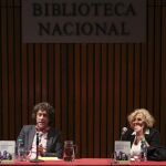 La alcaldesa de Madrid, Manuela Carmena (d), habla junto al periodista argentino Pedro Brieger en la Biblioteca Nacional de Buenos Aires, durante la presentación de su libro "Por qué las cosas pueden ser diferentes"en la capital argentina