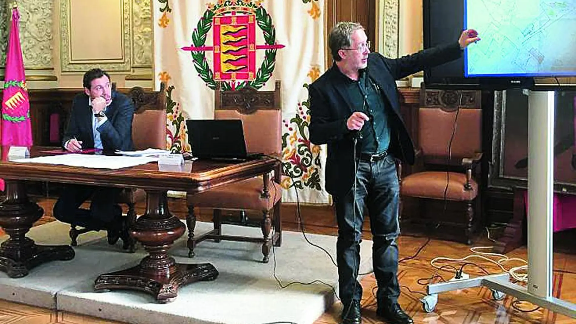 El alcalde de Valladolid, Óscar Puente, observa las explicaciones del proyecto del concejal Manuel Saravia.