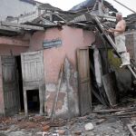 Un hombre trata de salvar algo de madera del tejado de su hogar en Pedernales (Ecuador), destrozado tras el terremoto del pasado 16 de abril