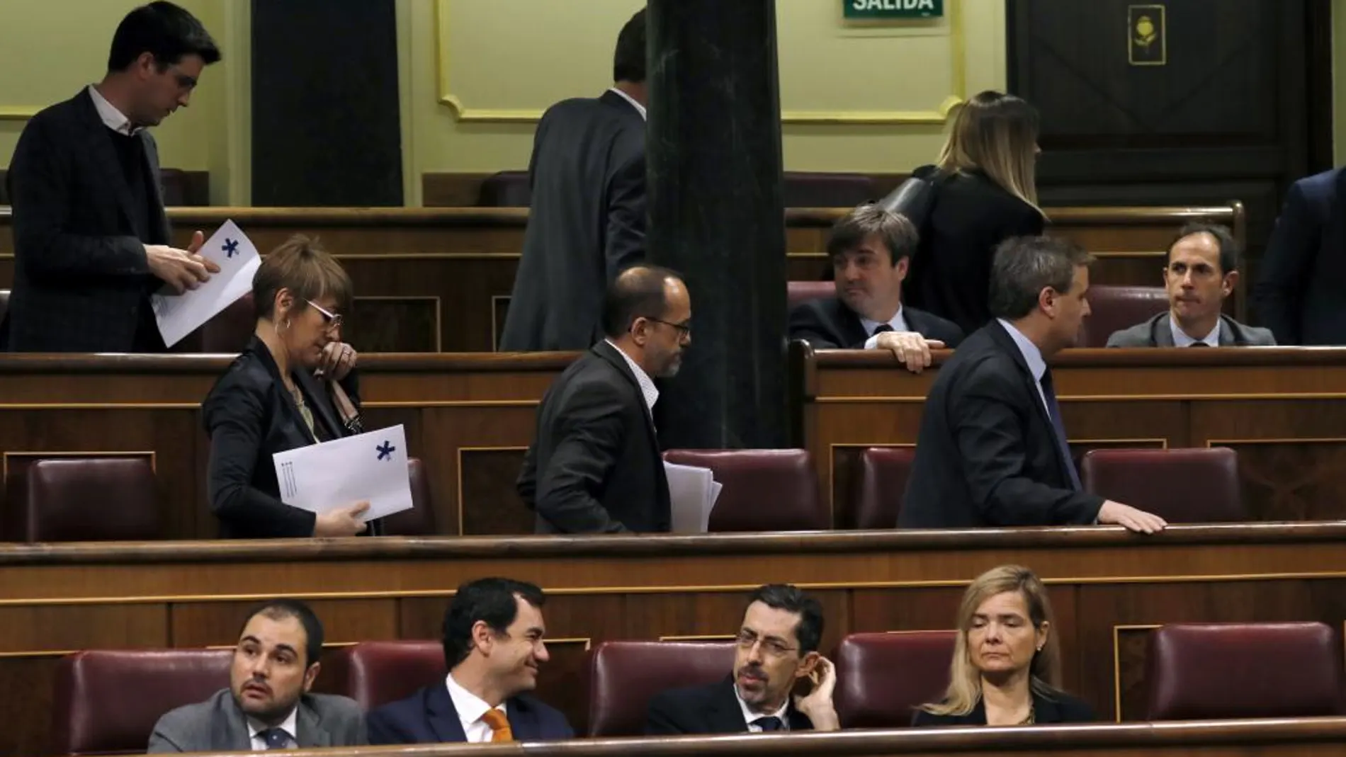 Los diputados de los partidos nacionalistas y de Podemos han abandonado hoy el hemiciclo del Congreso al inicio de la sesión plenaria en solidaridad con el hasta ahora portavoz del PDeCAT, Francesc Homs
