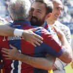 Los jugadores del LevanteUD posaron junto a sus padres.