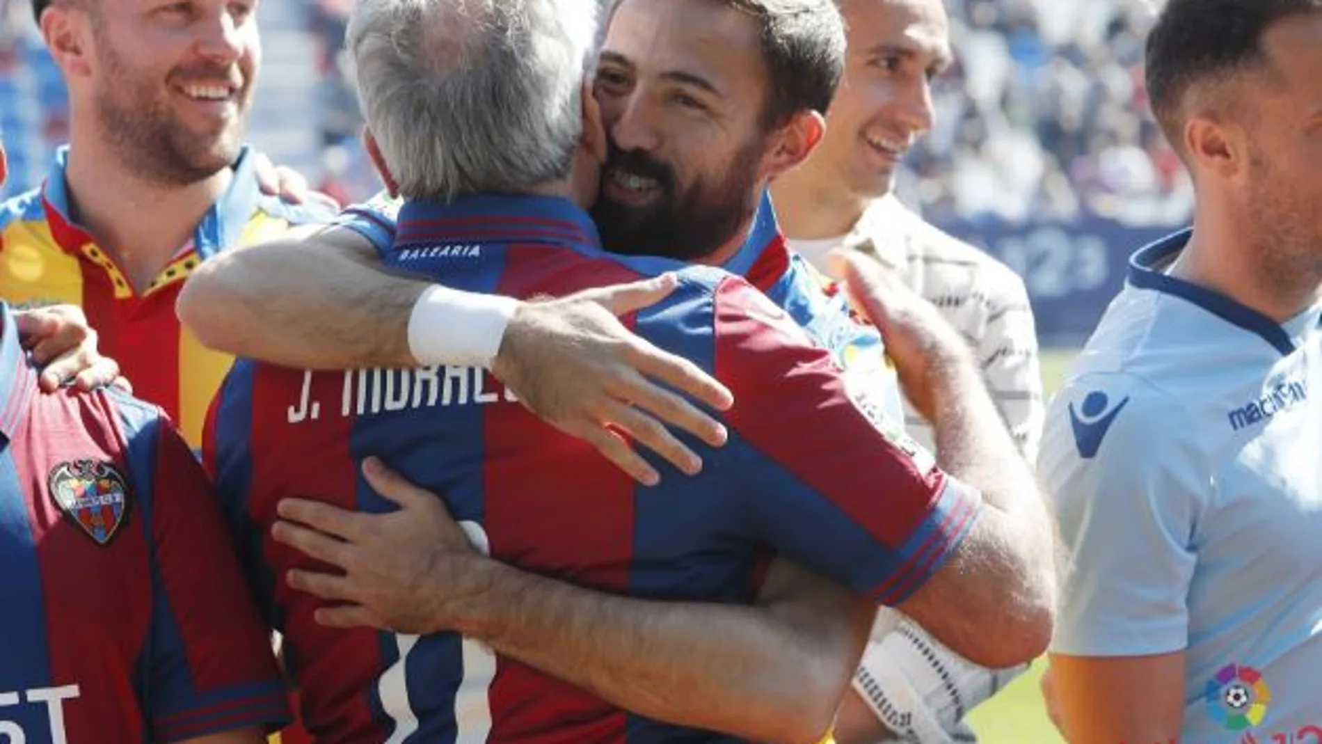 Los jugadores del LevanteUD posaron junto a sus padres.
