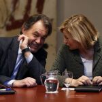 El expresidente de la Generalitat Artur Mas conversa con la exvicepresidenta, Joana Ortega (i)