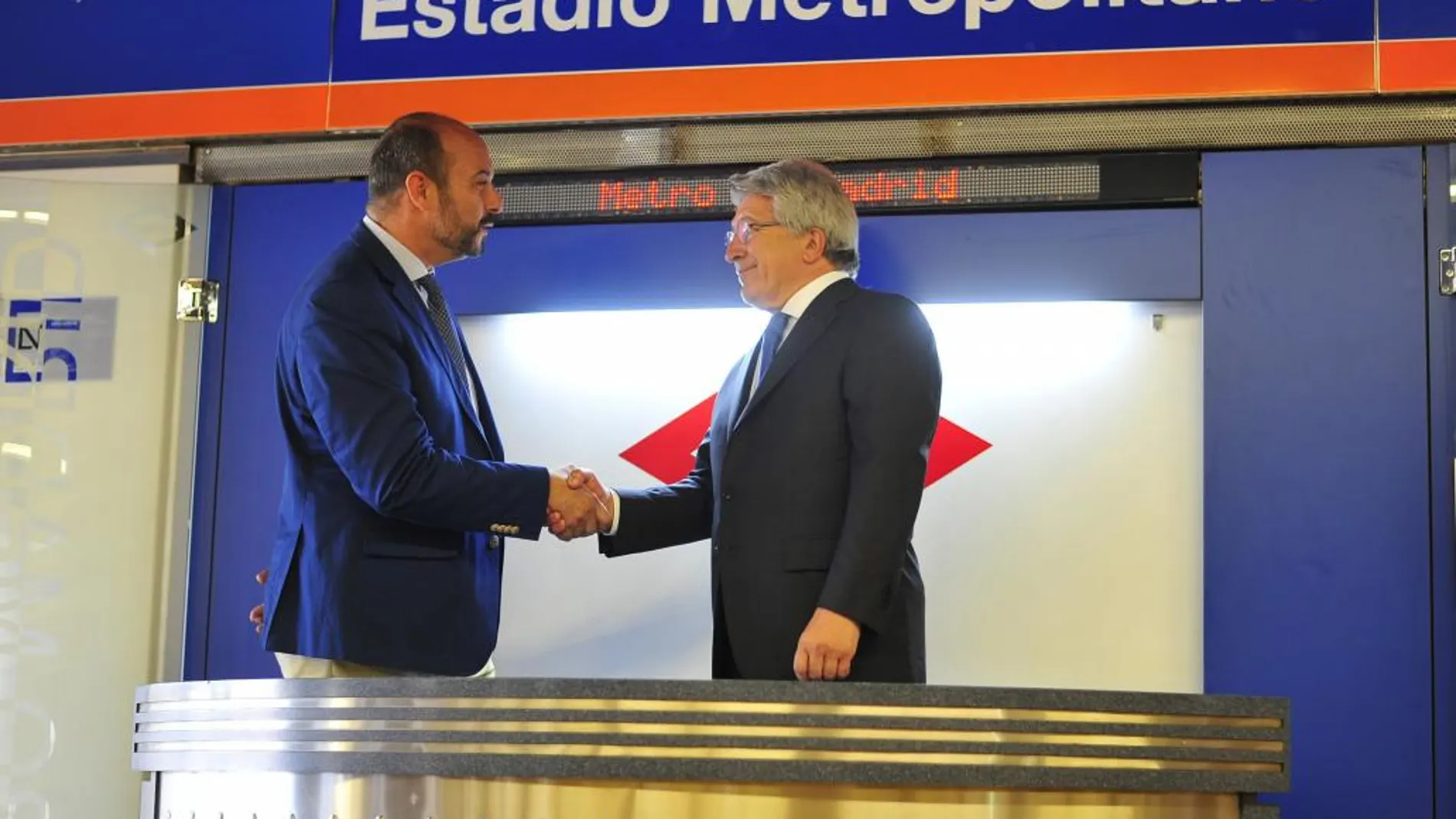 El presdinte del Atlético de Madrid, Enrique Cerezo (d), y el consejero de transportes, vivienda e infraestructuras de la Comunidad de Madrid, Pedro Manuel Rollán Ojeda.