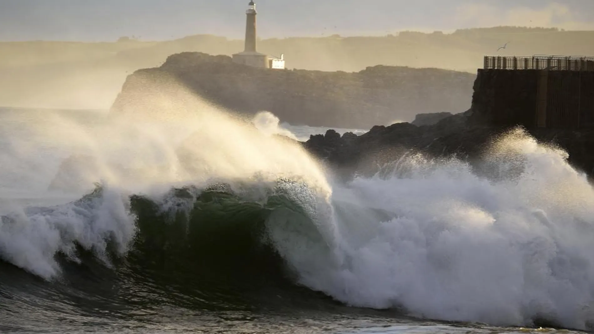 Una ola rompe en la península de la Magdalena de Santander
