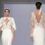 Dos modelos desfilan con diseños de Rosa Clará, quien ha inaugurado la Barcelona Bridal Fashion Week con sus propuestas de moda nupcial para 2018
