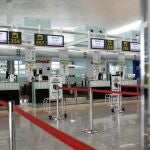 Mostradores de Iberia vacíos en el aeropuerto de Barcelona