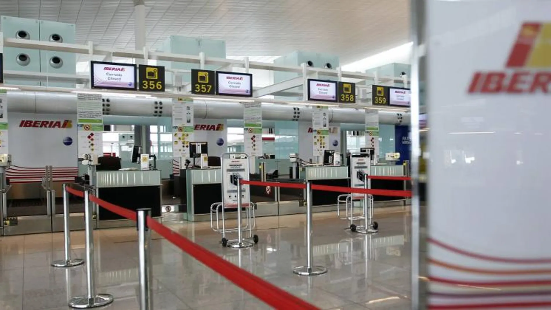 Mostradores de Iberia vacíos en el aeropuerto de Barcelona