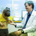 Alba muestra al doctor Carles Giné, jefe de la Unidad de Cirugía Digestiva y Torácica Pediátricas del Vall d'Hebron, su ombligo, por donde el cirujano extrajo con la técnica quirúrgica con imanes la vesícula biliar