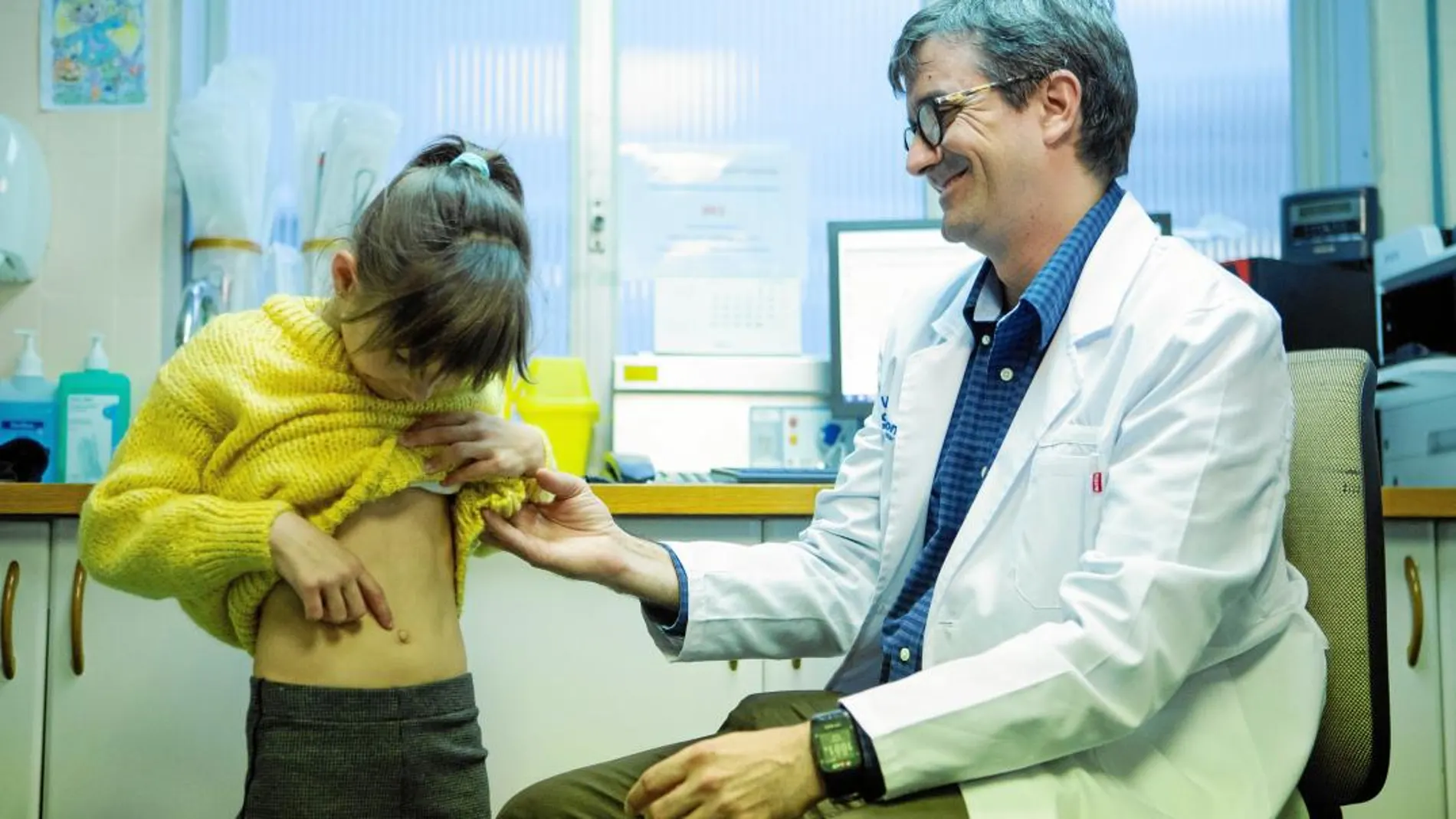 Alba muestra al doctor Carles Giné, jefe de la Unidad de Cirugía Digestiva y Torácica Pediátricas del Vall d'Hebron, su ombligo, por donde el cirujano extrajo con la técnica quirúrgica con imanes la vesícula biliar