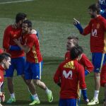 Pedro se abraza con Morata durante el entrenamiento de ayer