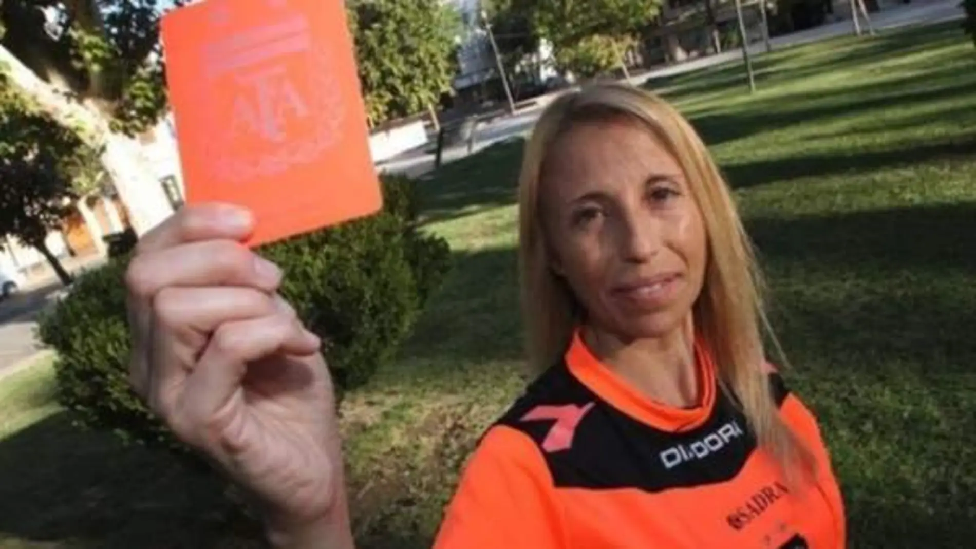 La jueza de línea Rosana Paz fue agredida con agua hirviendo durante un partido en Argentina / AFA