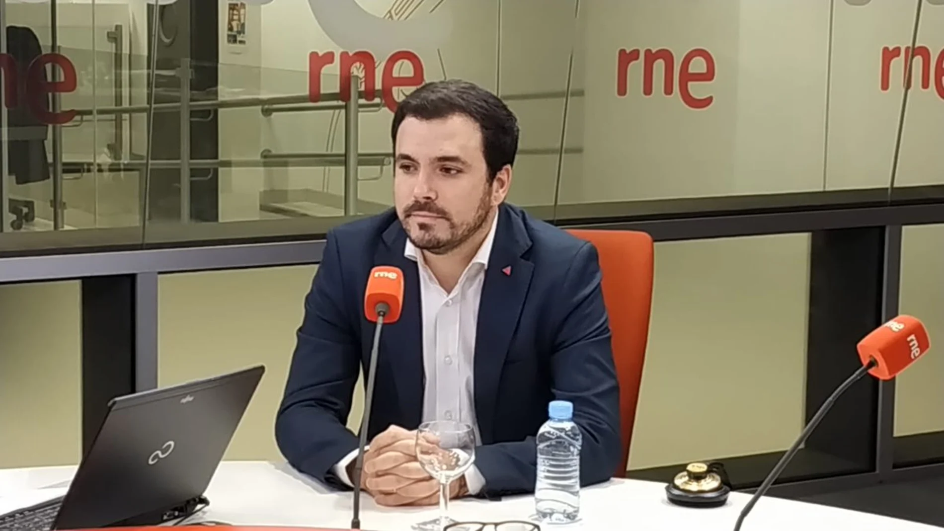 El líder de Izquierda Unida, Alberto Garzón, en los estudios de Radio Nacional