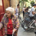 Mesas y sillas inundan las aceras del centro de la ciudad impidiendo el paso de peatones. También denuncian las molestias de los clientes de bares y restaurantes
