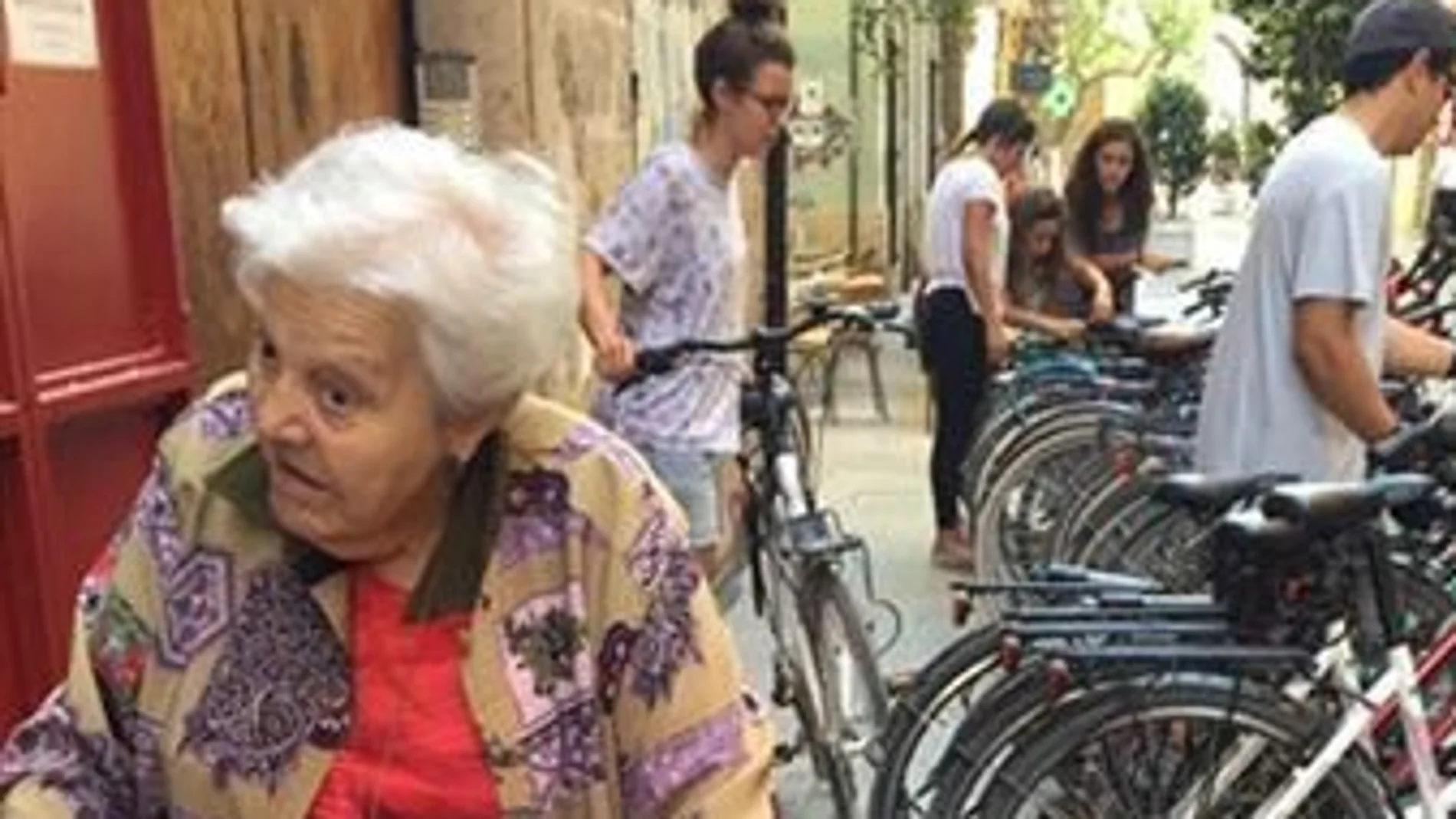 Mesas y sillas inundan las aceras del centro de la ciudad impidiendo el paso de peatones. También denuncian las molestias de los clientes de bares y restaurantes