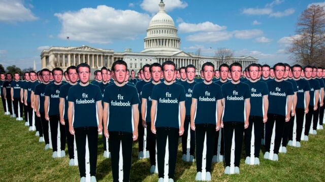 Cien figuras de cartón con el fundador y presidente de Facebook, Marck Zuckerberg, con camisetas en las que se lee «arregla Facebook», colocadas por el grupo activista ‘AVAAZ’, frente al Capitolio de Washington DC / Efe