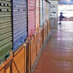 Decenas de cierres echados son la estampa habitual de los pasillos del mercado de la Cebada