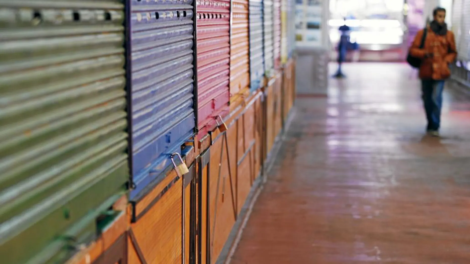 Decenas de cierres echados son la estampa habitual de los pasillos del mercado de la Cebada