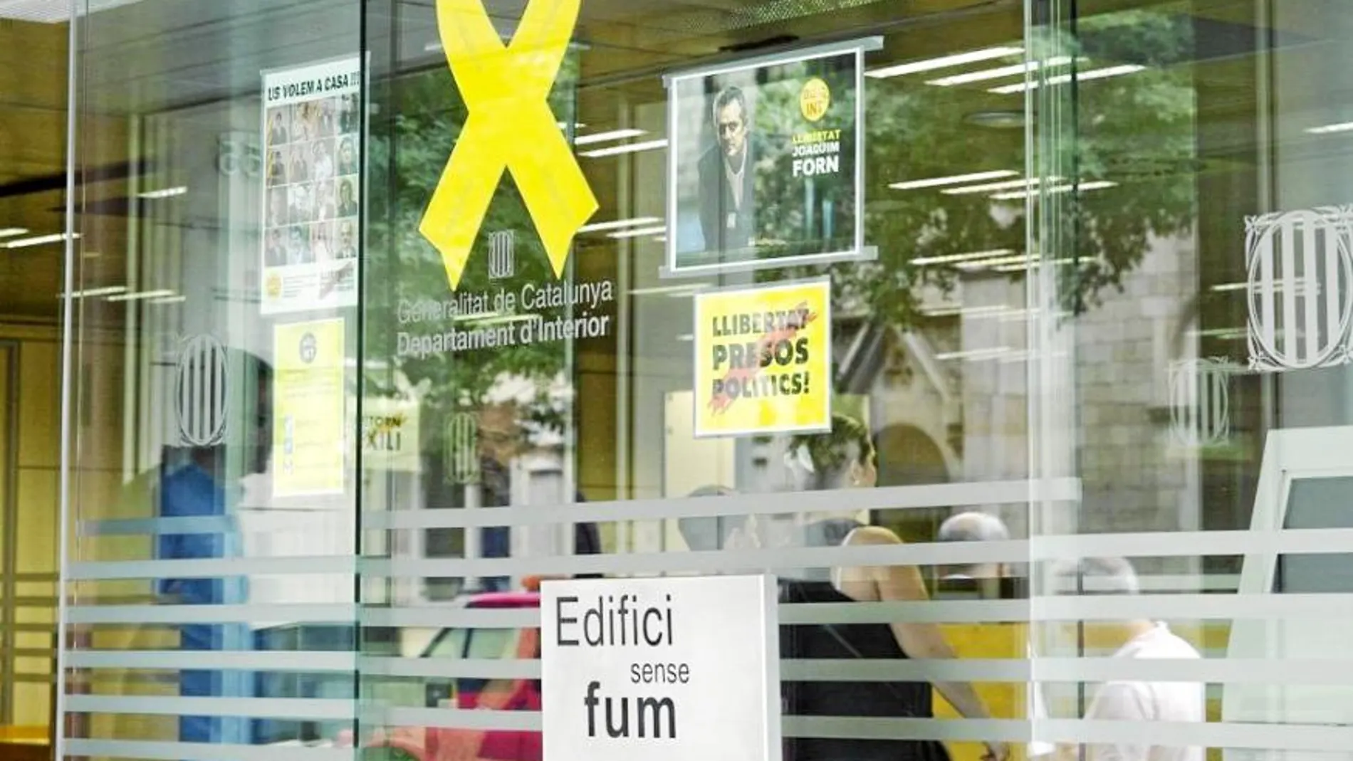 Los soberanistas colocan lazos amarillos y carteles a favor de los presos en edificios públicos