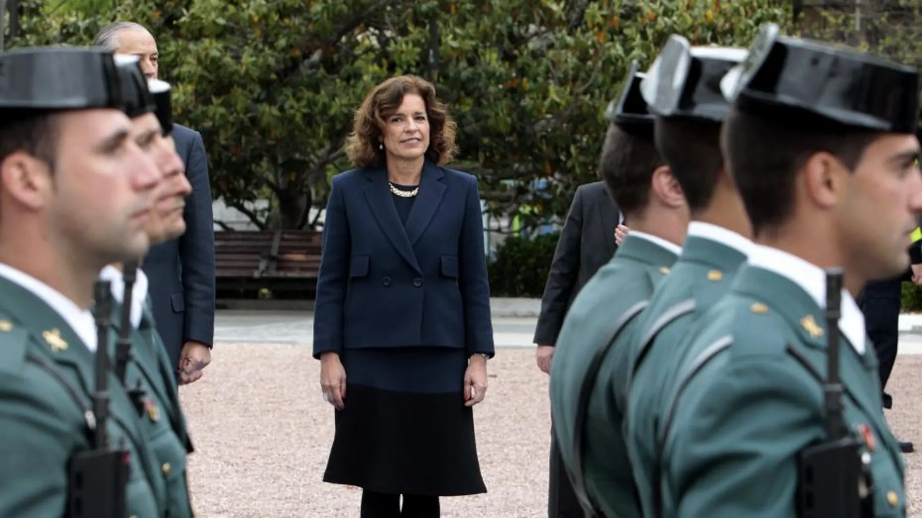 La alcaldesa de Madrid, Ana Botella, ha asistido esta mañana al izado de la bandera nacional de la plaza de Colón, acto con el que ha abierto la jornada de celebraciones con motivo de la festividad de San Isidro