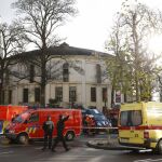 Oficiales de policía y bomberos junto a la gran mezquita de Bruselas
