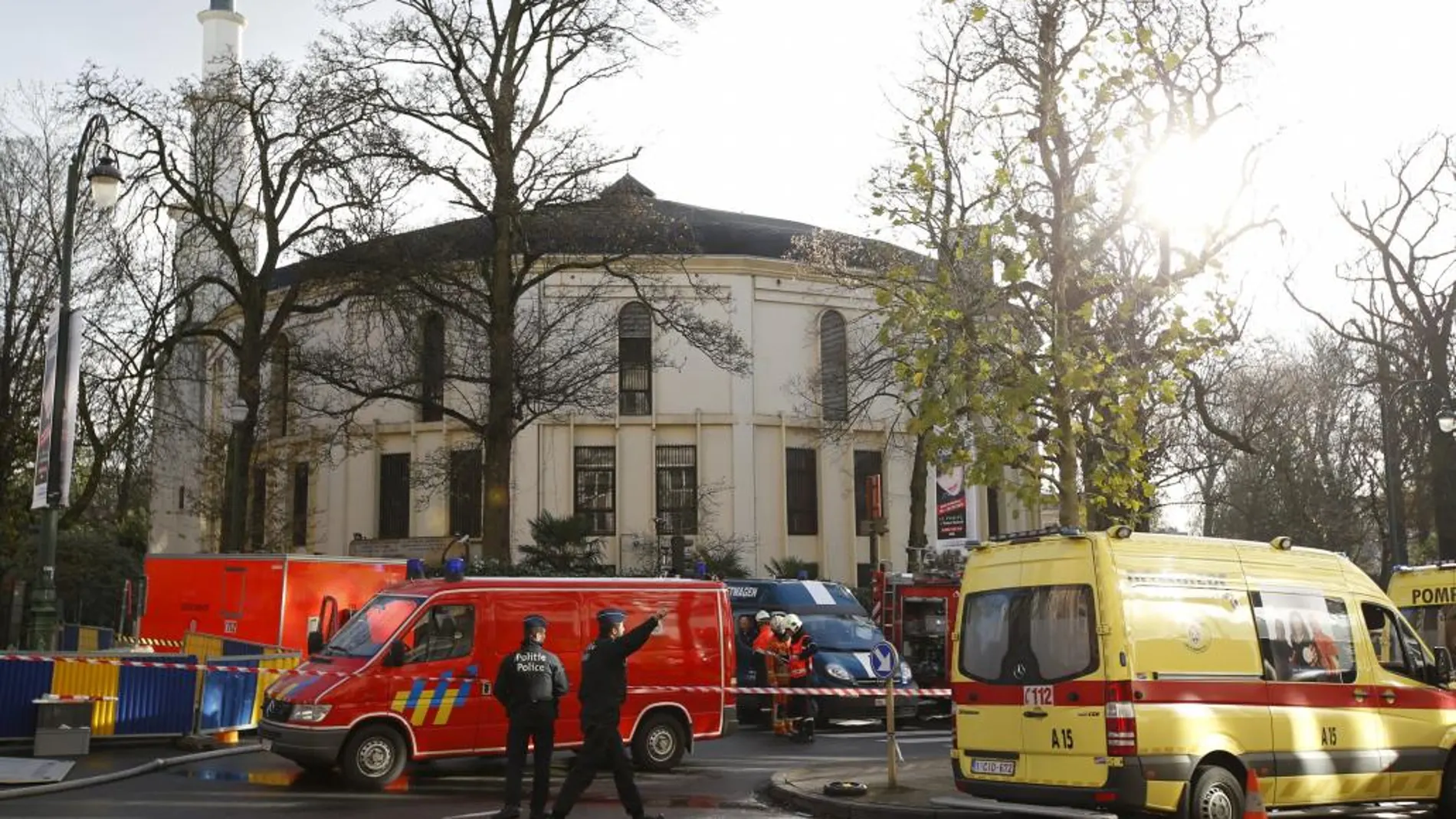 Oficiales de policía y bomberos junto a la gran mezquita de Bruselas