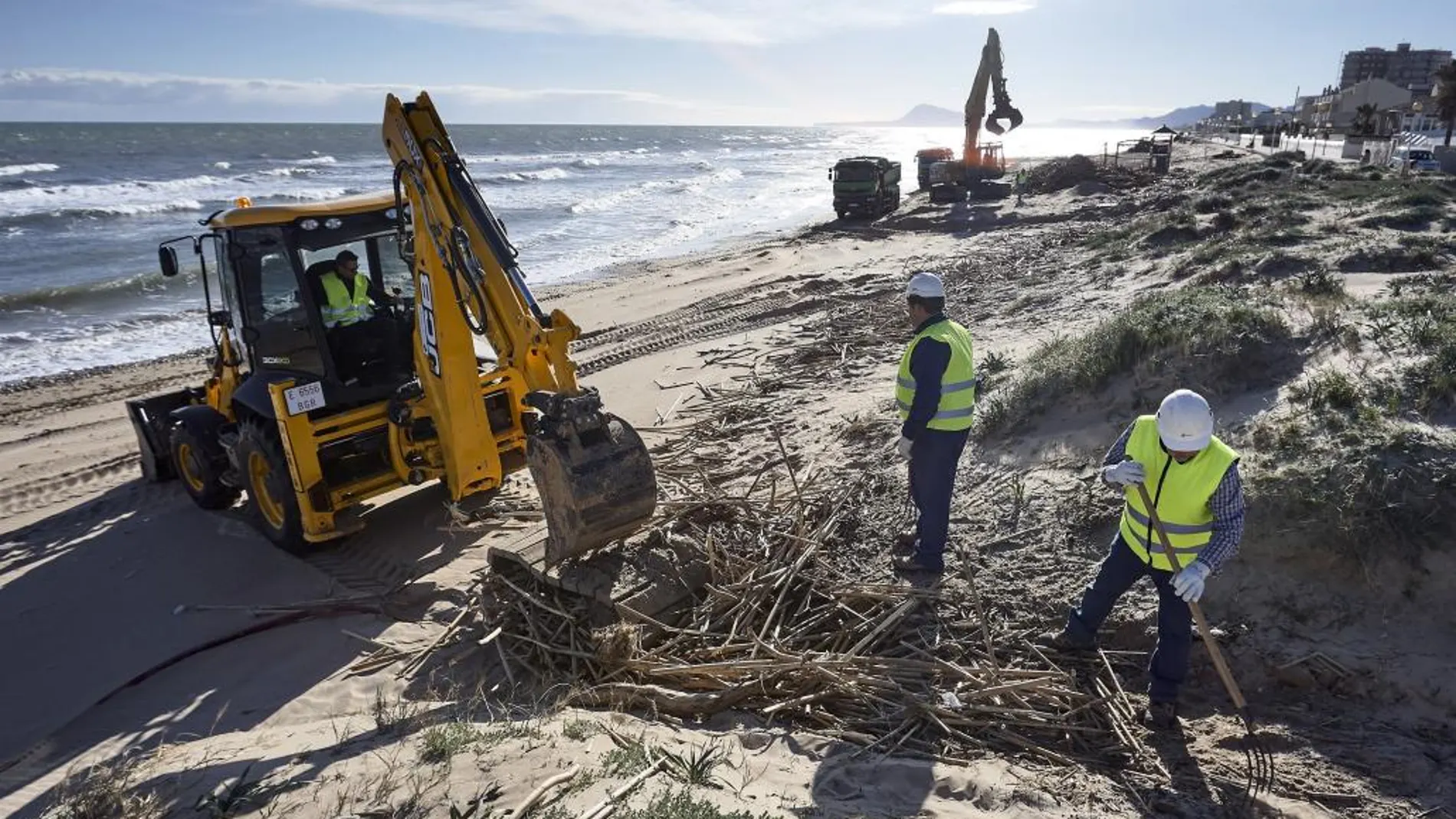 Vista general de las obras de emergencia que está realizando la dirección general de Costas en la playa de Daimús en Valencia tras el último temporal