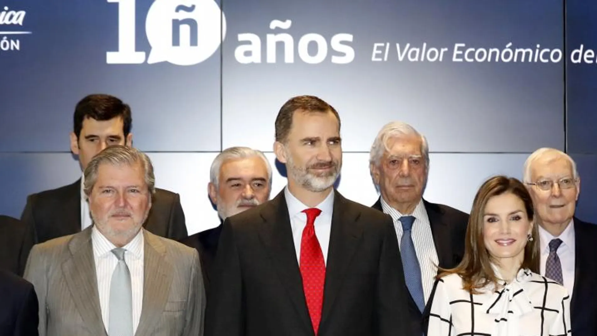 Los Reyes, acompañados por Íñigo Méndez de Vigo, durante el acto de clausurade "El valor económico del español", en el que Vargas Llosa ha pronunciado una conferencia