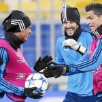 Varane, Ronaldo y Casilla juegan con una pelota en el entrenamiento de ayer