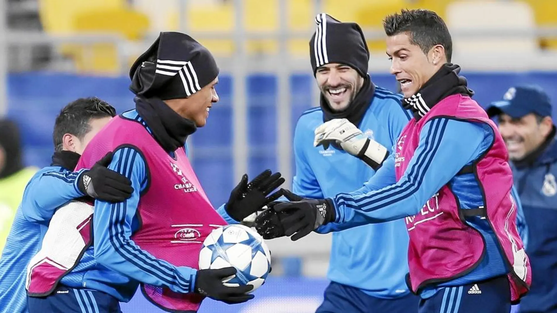 Varane, Ronaldo y Casilla juegan con una pelota en el entrenamiento de ayer