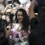 La cantante y actriz estadounidense Rihanna, a su llegada esta noche a la presentación de la línea de maquillaje que protagoniza, "Fenty Beauty"