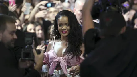 La cantante y actriz estadounidense Rihanna, a su llegada esta noche a la presentación de la línea de maquillaje que protagoniza, "Fenty Beauty"