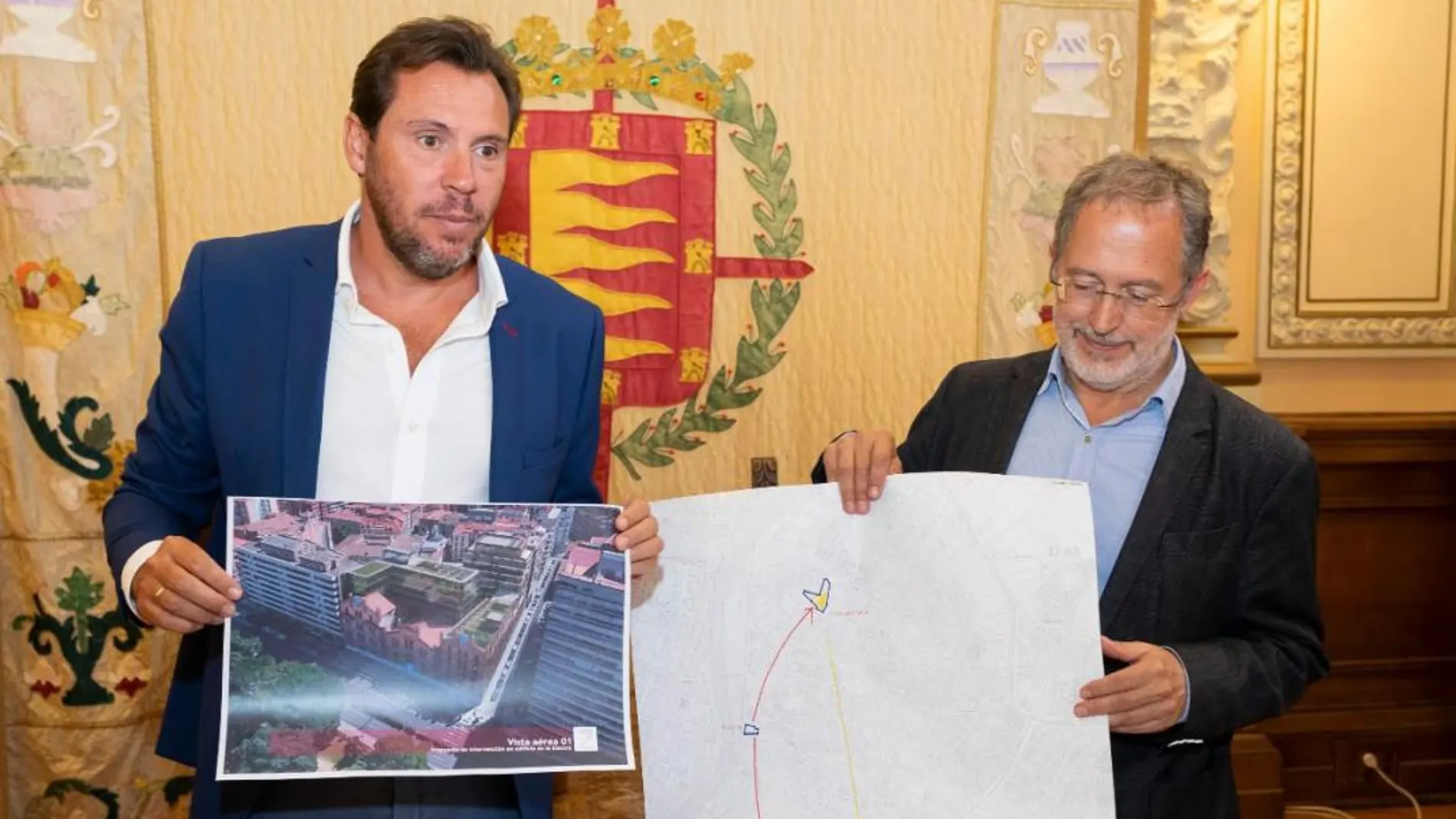 El alcalde de Valladolid, Óscar Puente, y el concejal de Urbanismo, Manuel Saravia, explican el proyecto «Ciudad de la Justicia»