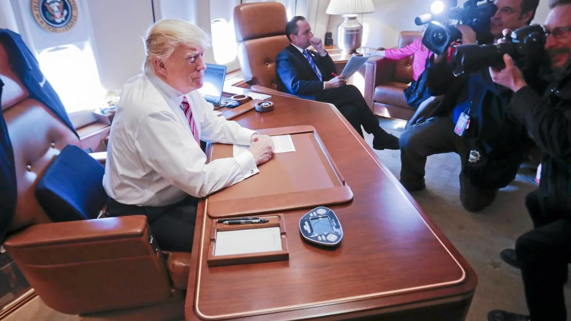 El presidente de EE UU, Donald Trump, posa para los fotógrafos en el Air Force One en la base de Andrews