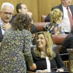 Susana Díaz se ríe junto a la consejera de Hacienda, María Jesús Montero, y el vicepresidente Jiménez Barrios, durante el Pleno del Parlamento de ayer