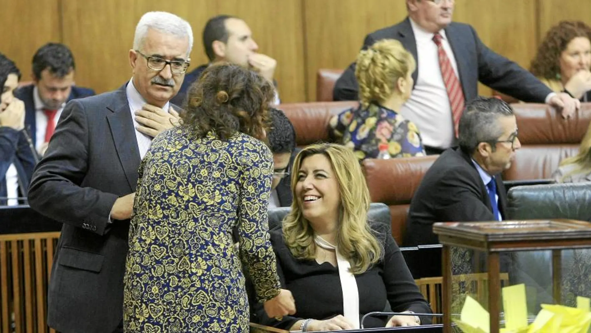 Susana Díaz se ríe junto a la consejera de Hacienda, María Jesús Montero, y el vicepresidente Jiménez Barrios, durante el Pleno del Parlamento de ayer