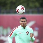 Ronaldo juega con un balón durante el entrenamiento de ayer