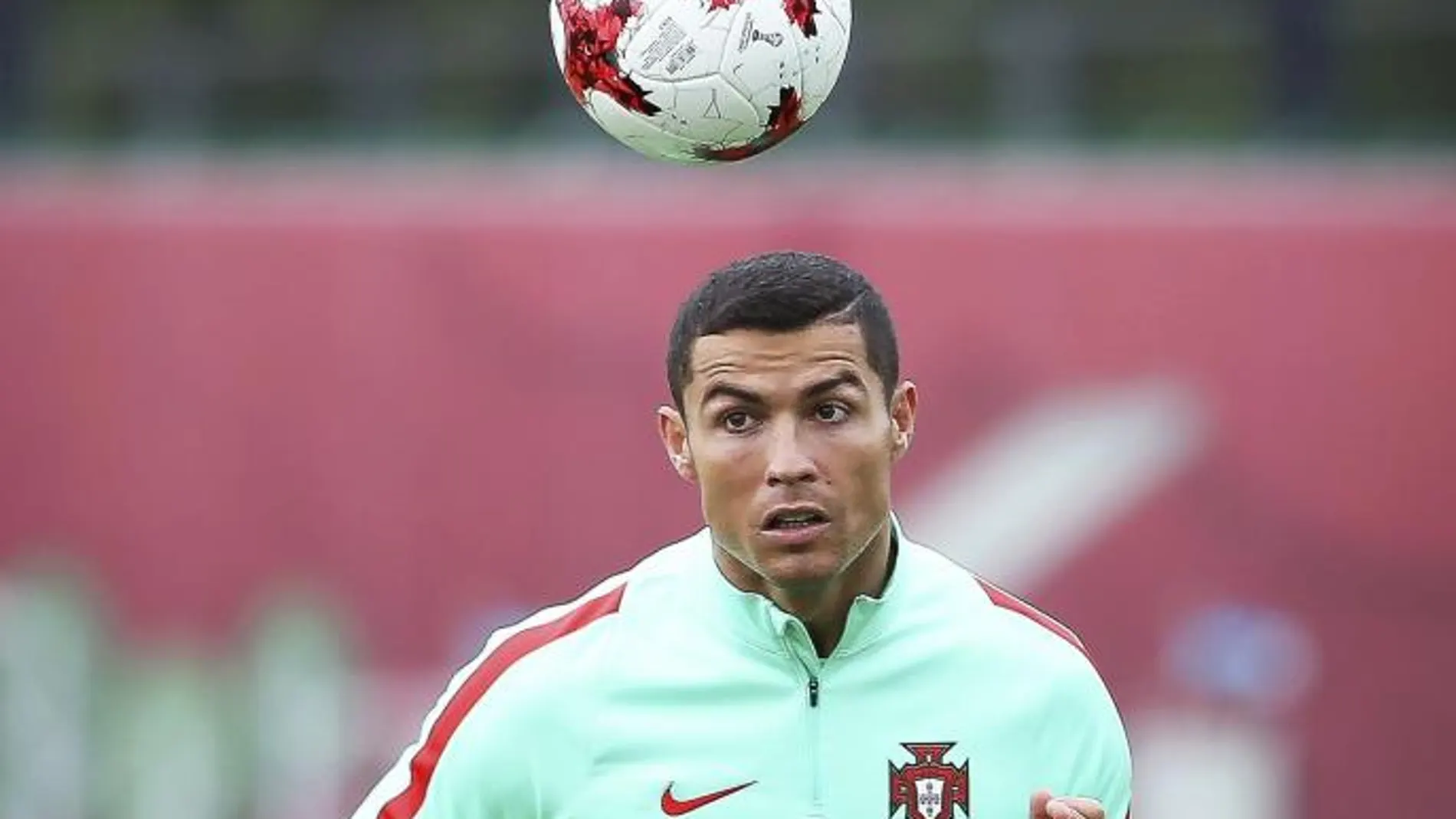 Ronaldo juega con un balón durante el entrenamiento de ayer