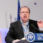Sobre estas líneas, el presidente de la Junta y del PP de Castilla y León interviene en la ponencia sobre Educación durante el 18 Congreso Nacional del partido.