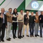 Juanma Moreno y Loles López, junto a los presidentes provinciales del PP