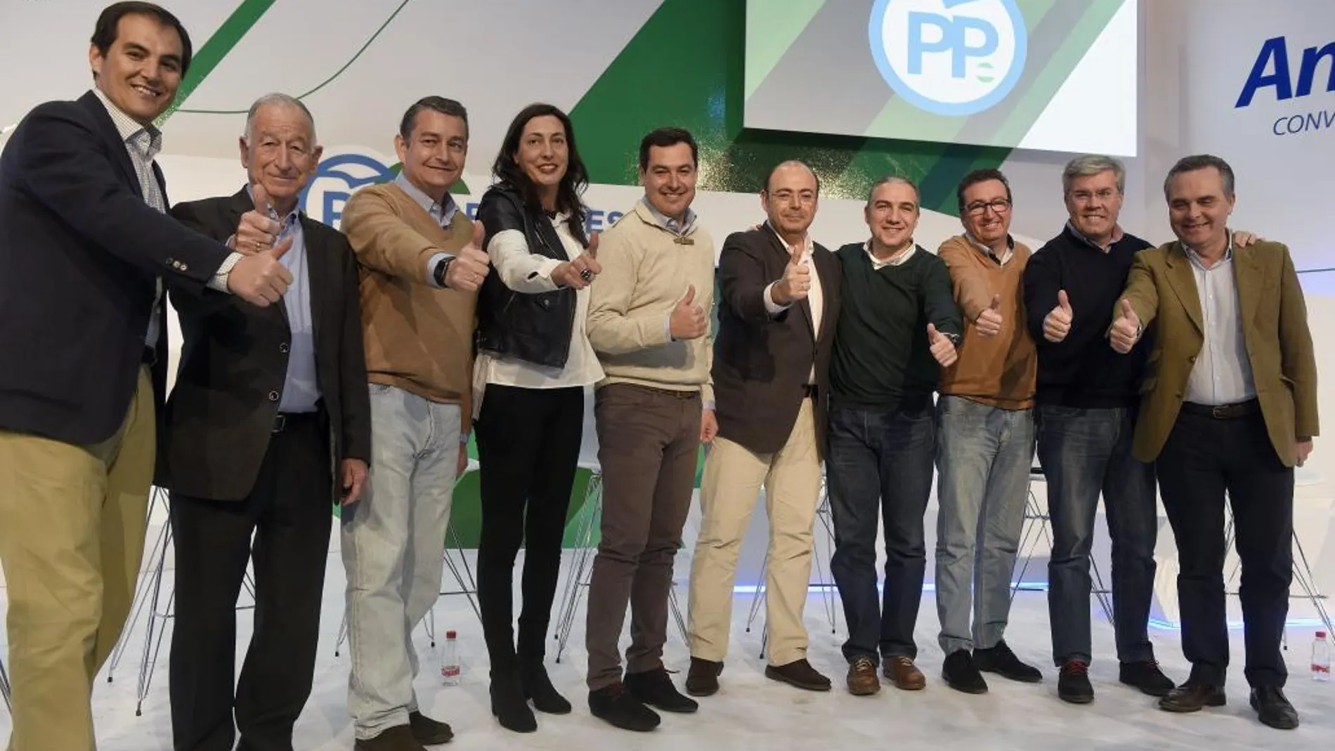 Juanma Moreno y Loles López, junto a los presidentes provinciales del PP