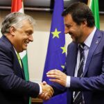 Orban y Salvini se dan la mano / AP